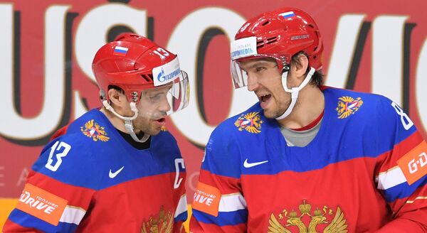 Хоккеисты сборной России Павел Дацюк (слева) и Александр Овечкин