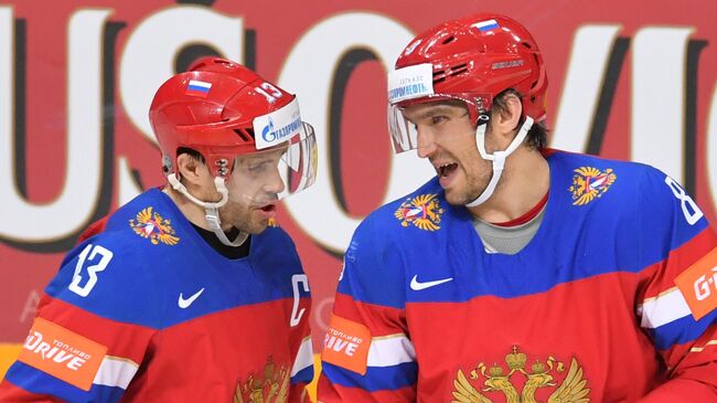 Хоккеисты сборной России Павел Дацюк (слева) и Александр Овечкин