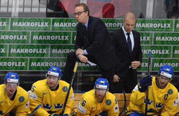 Главный тренер сборной Швеции Пер Мортс (слева)