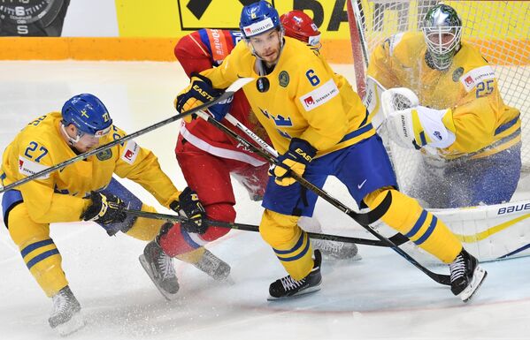 Игровой момент матча группового этапа чемпионата мира по хоккею Россия - Швеция