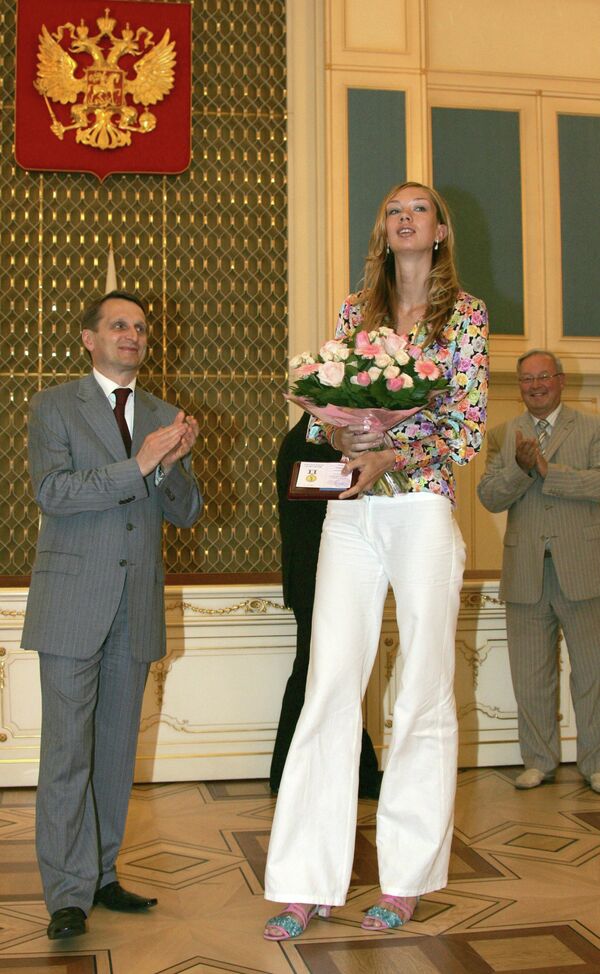 Сергей Нарышкин вручил награду за заслуги в организации работы по патриотическому воспитанию граждан РФ Екатерине Гамовой