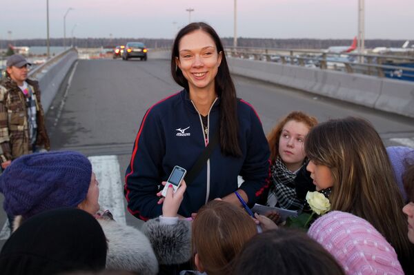 Российская волейболистка Екатерина Гамова общается с поклонниками в московском аэропорту Домодедово