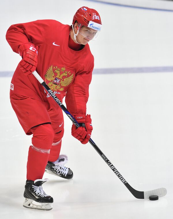 Нападающий сборной России Степан Санников во время тренировки.