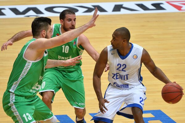 Баскетболисты УНИКСа Марко Банич, Хоакин Колом и защитник Зенита Зебиан Дауделл (слева направо)
