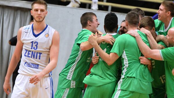 Баскетболисты УНИКСа радуются победе. Слева - защитник Зенита Артём Вихров