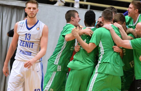 Баскетболисты УНИКСа радуются победе. Слева - защитник Зенита Артём Вихров