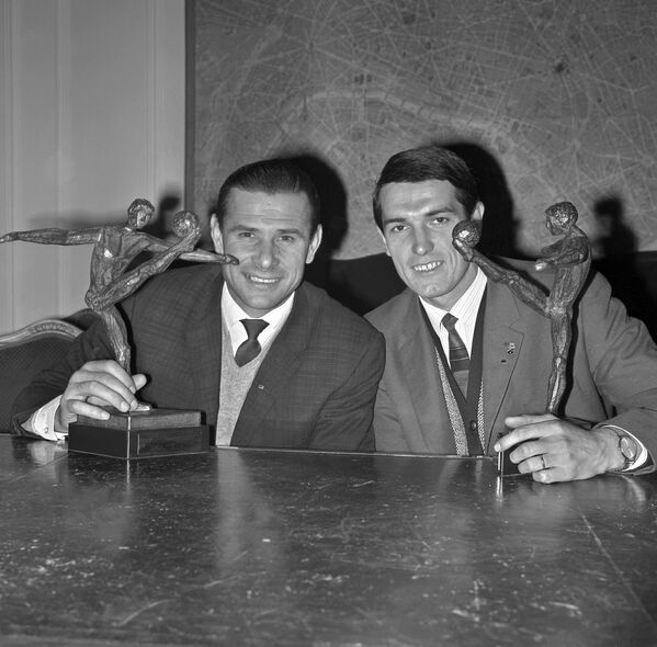 Вратарь сборной СССР Лев Яшин и советский полузащитник Валерий Воронин (слева направо) с наградами за свои достижения в 1964 году