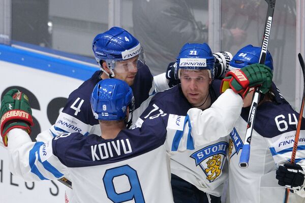 Хоккеисты сборной Финляндии радуются забитой шайбе