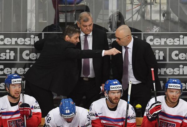 Главный тренер сборной Чехии Владимир Вуйтек (в центре на втором плане)