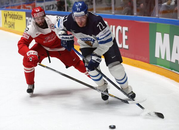 Игровой момент матча Финляндия - Дания