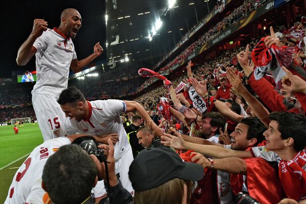 Футболисты Севильи радуются вместе с болельщиками победе в Лиге Европы