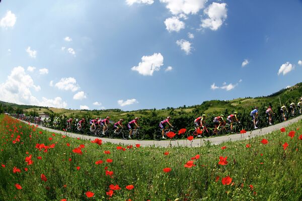 Пелотон Джиро д'Италия во время 10-го этапа веломногодневки между коммунами Кампи-Бизенцио и Сестола