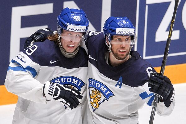 Хоккеисты сборной Финляндии Патрик Лайне (слева) Топи Яакола радуются забронной шайбе