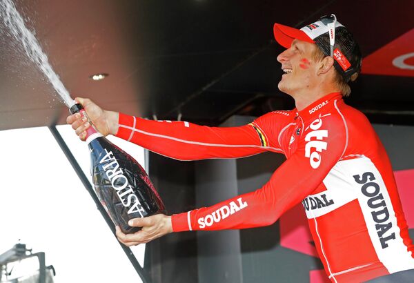 Немецкий велогонщик Андре Грайпель из команды Lotto-Soudal после победы на 12-м этапе Джиро