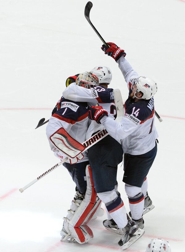 Хоккеисты сборной США радуются победе