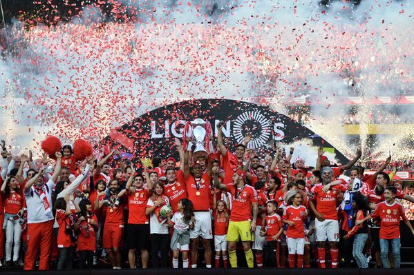 Футболисты португальской Бенфики радуются победе в чемпионате страны