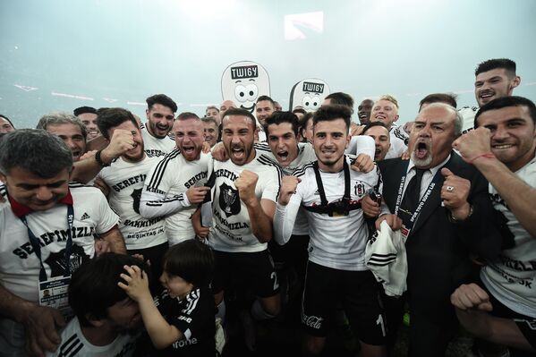 Футболисты Бешикташа радуются победе в чемпионате Турции