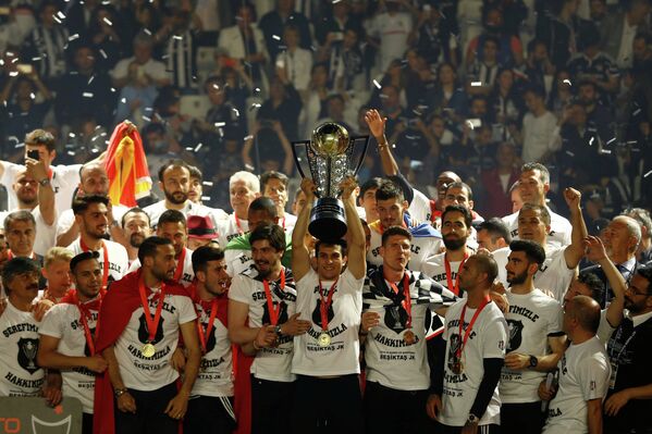 Футболисты Бешикташа радуются победе в чемпионате Турции