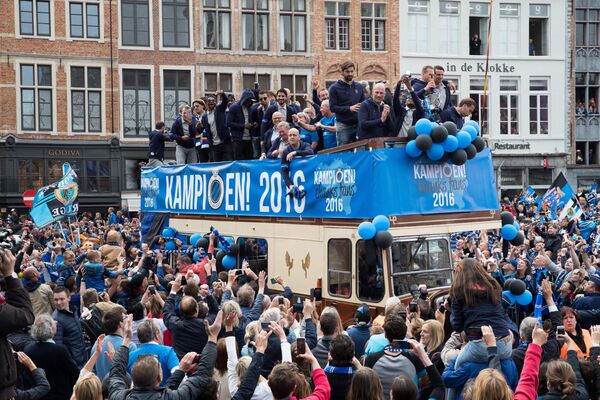 Футболисты Брюгге отмечают победу в чемпионате Бельгии