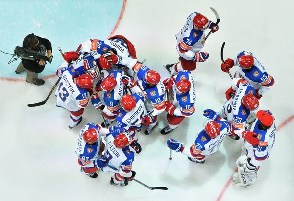 Хоккеисты сборной России радуются победе в матче