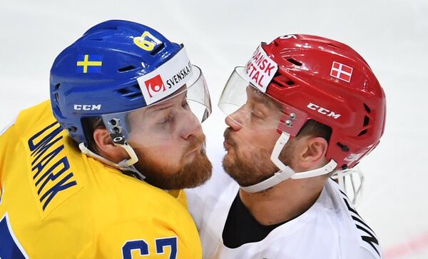 Хоккеисты сборной Швеции Линус Умарк (слева) и сборной Дании Даниэль Нильсен