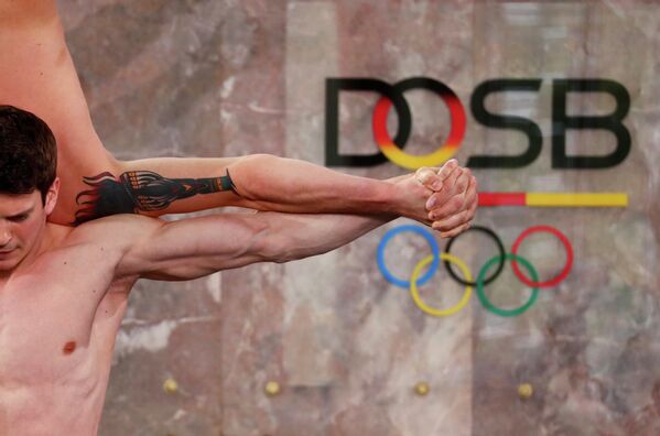 Гимнасты выступают во время церемонии, посвященной 10-летию со дня создания немецкого олимпийского спортивного союза (DOSB)