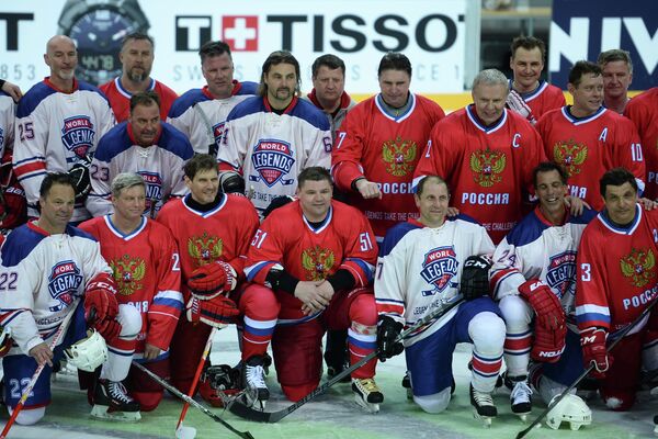 Хоккеисты сборной России и сборной Лиги легенд