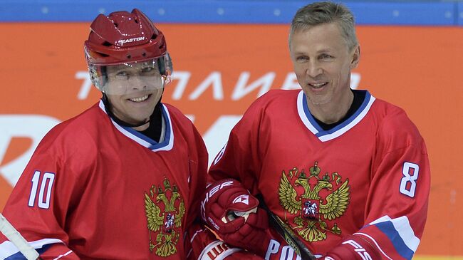 Игроки сборной России Павел Буре (слева) и Игорь Ларионов
