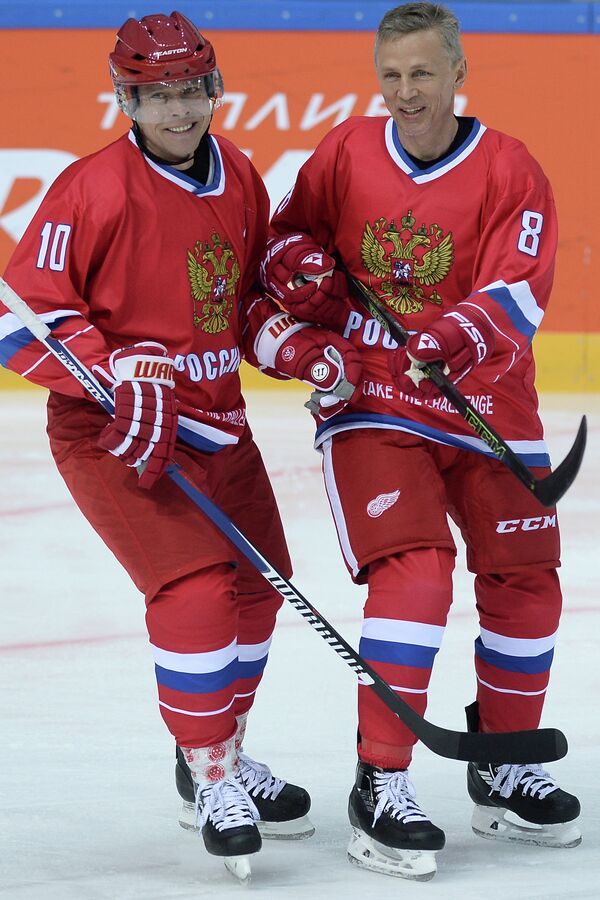 Хоккеисты сборной России Павел Буре (слева) и Игорь Ларионов