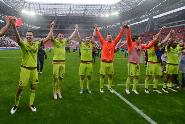 Футболисты ЦСКА после победы в матче 30-го тура чемпионата России по футболу