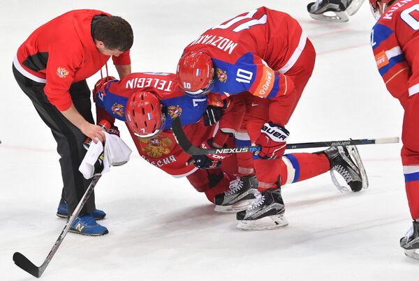 Нападающий сборной России Иван Телегин (слева), получивший травму