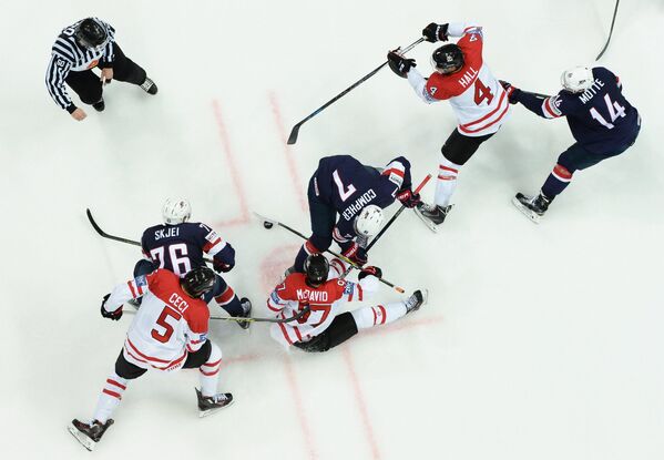 Игровой момент матча 1/2 финала чемпионата мира по хоккею Канада - США
