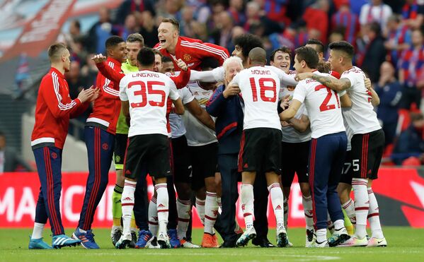 Футболисты Манчестер Юнайтед радуются победе в Кубке Англии