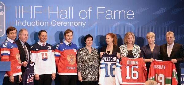 Валерий Каменский (слева) и Сергей Федоров (четвертый слева) на церемонии введения в Зал славы IIHF