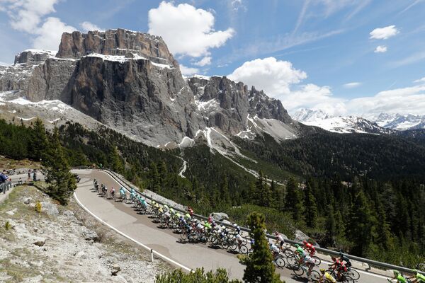 Велогонщики преодолевают путь из Фарра-д'Альпаго в Корвара-ин-Бадия на 14-м этапе Джиро д'Италия