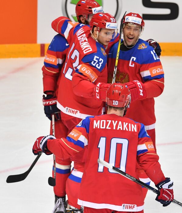 Хоккеисты сборной России Сергей Мозякин, Алексей Марченко, Иван Телегин и Павел Дацюк (слева направо)