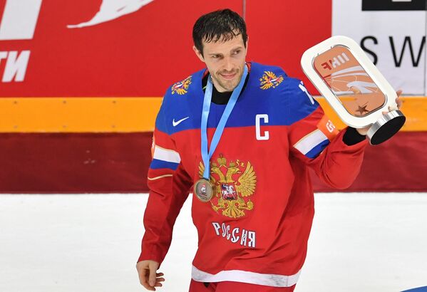 Капитан сборной России Павел Дацюк с кубком за третье место на чемпионате мира по хоккею