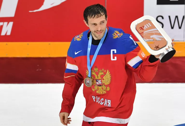 Капитан сборной России Павел Дацюк с кубком за третье место на чемпионате мира по хоккею Капитан сборной России Павел Дацюк с кубком за третье место на чемпионате мира по хоккею