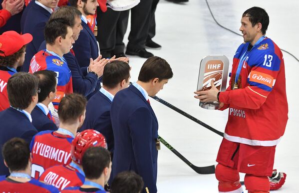 Хоккеисты сборной России с кубком за третье место на чемпионате мира