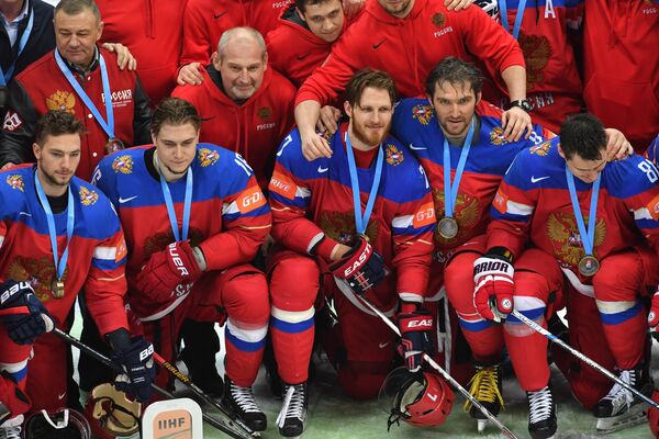 Игроки сборной России с кубком за третье место на чемпионате мира по хоккею