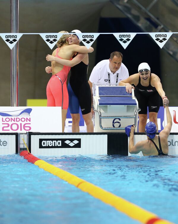 Британские пловчихи после победы в комбинированной эстафете на чемпионате Европы по водным видам спорта