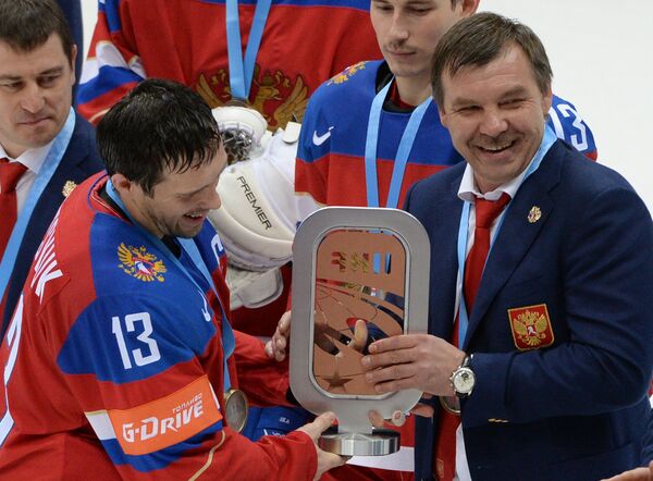Капитан сборной России Павел Дацюк (слева) и главный тренер сборной России Олег Знарок