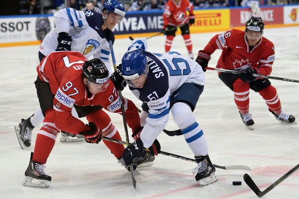 Форвард сборной Канады Коннор Макдэвид (слева) и нападающий сборной Финляндии Томи Саллинен