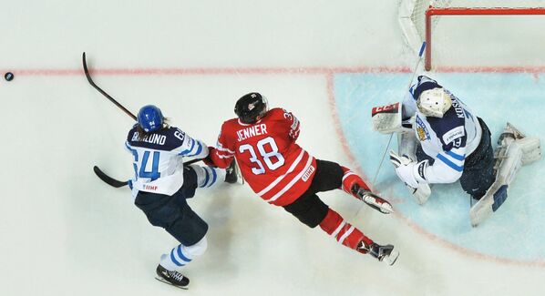 Игровой момент финального матча чемпионата мира по хоккею между сборными командами Финляндии и Канады