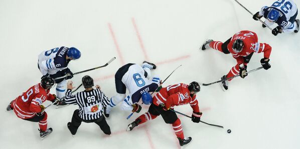 Игровой момент финального матча чемпионата мира по хоккею между сборными командами Финляндии и Канады