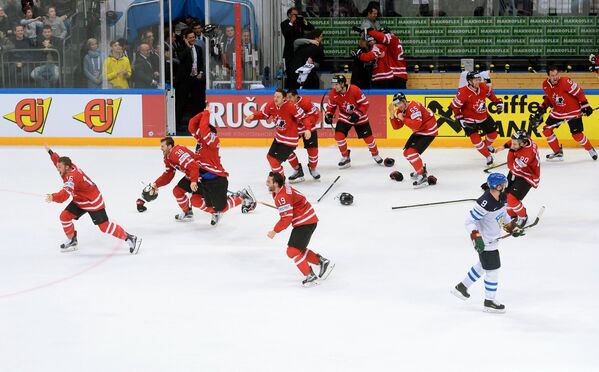 Хоккеисты сборной Канады радуются победе на чемпионате мира по хоккею