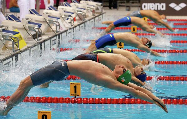 Спортсмены во время заплыва на чемпионате Европы по водным видам спорта 2016 года в Лондоне