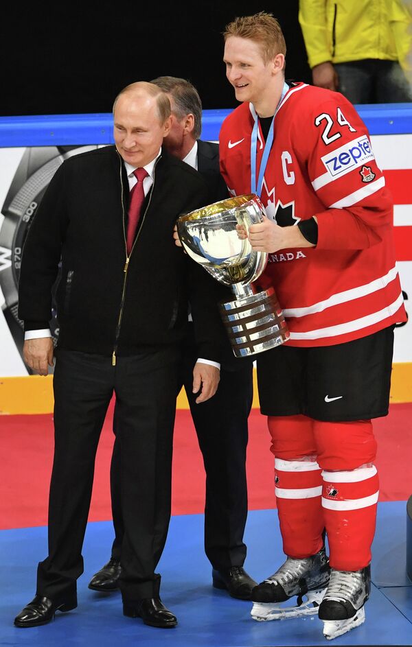 Президент России Владимир Путин (слева) и форвард сборной Канады Кори Перри