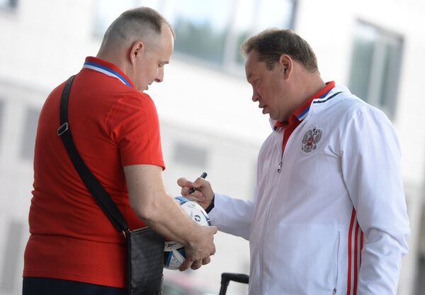 Главный тренер сборной России Леонид Слуцкий (справа)