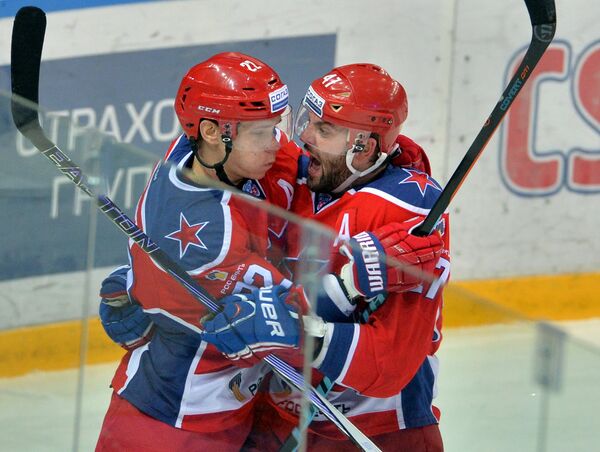 Игроки ПХК ЦСКА Никита Зайцев (слева) и Александр Радулов